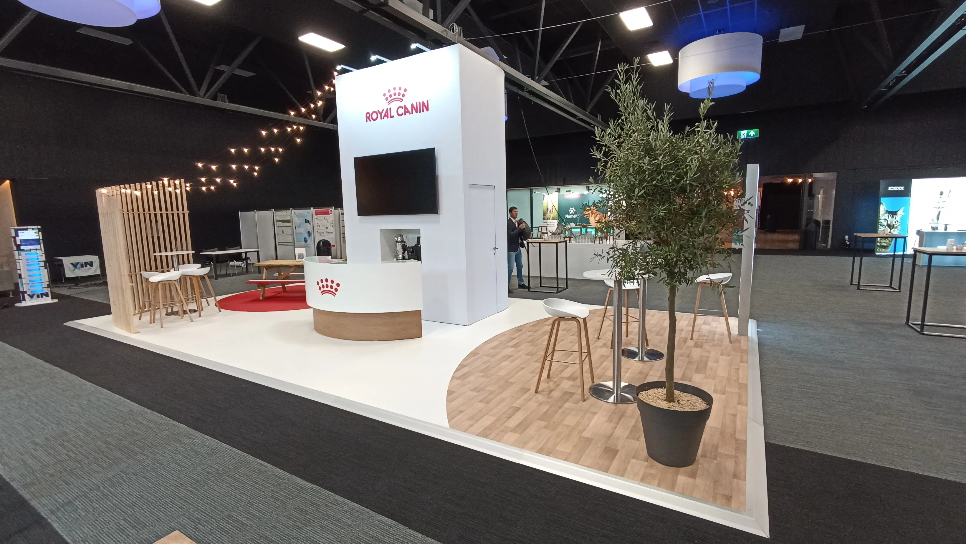 Structure lumineuse et design épuré du stand Royal Canin conçu par Expace