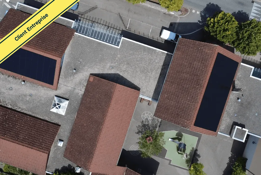 Photo d'un toit d’une entreprise, vue de haut, à Porte-de-Savoie équipée de panneaux photovoltaïques dont l'installation a été faite par Solarock.