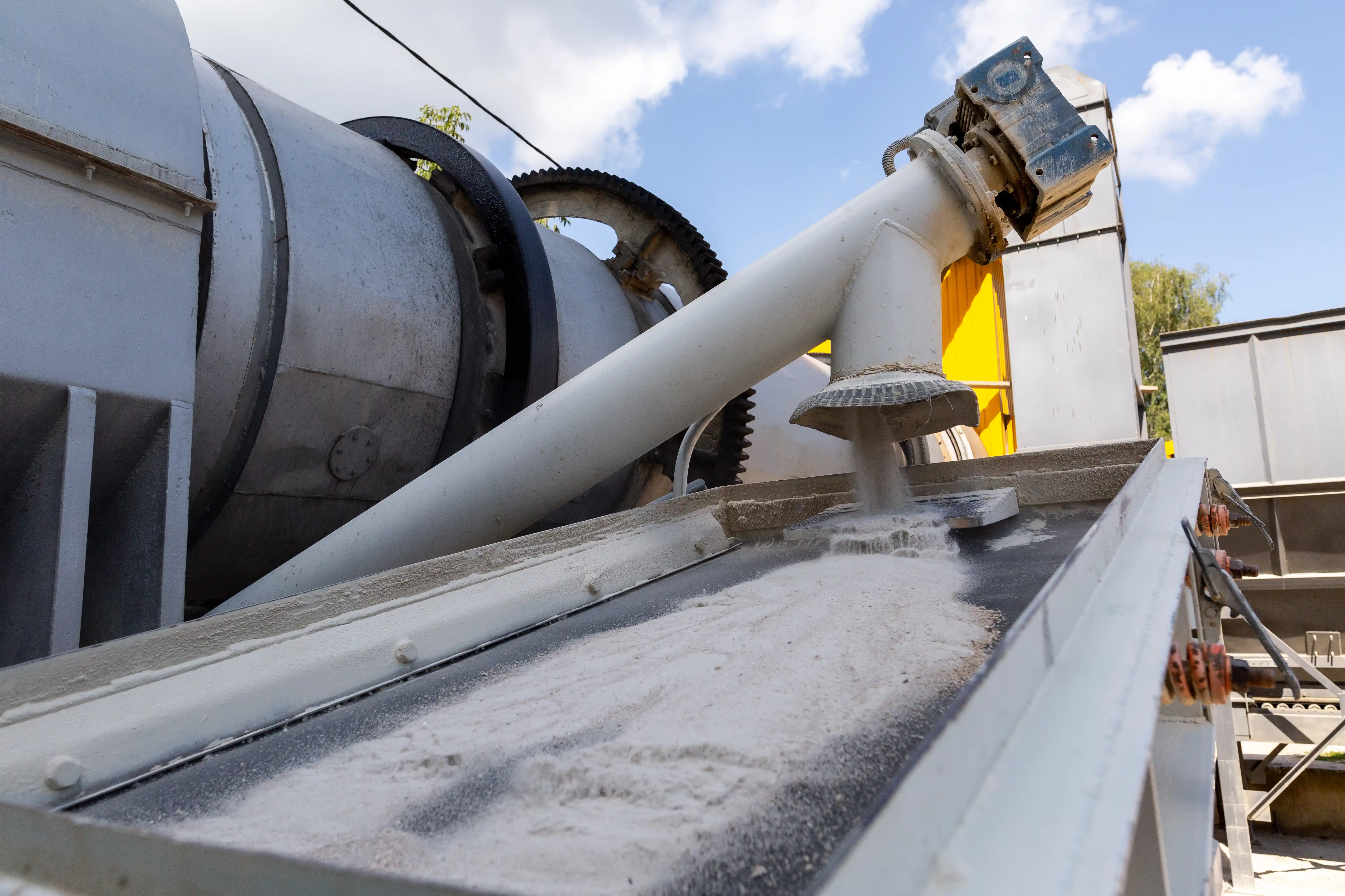 Industrial cement screw conveyor system used for material transport