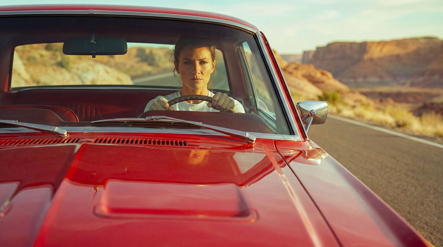Plano frontal de carro clássico vermelho em campanha visual com IA para coleção feminina ARMYBR.