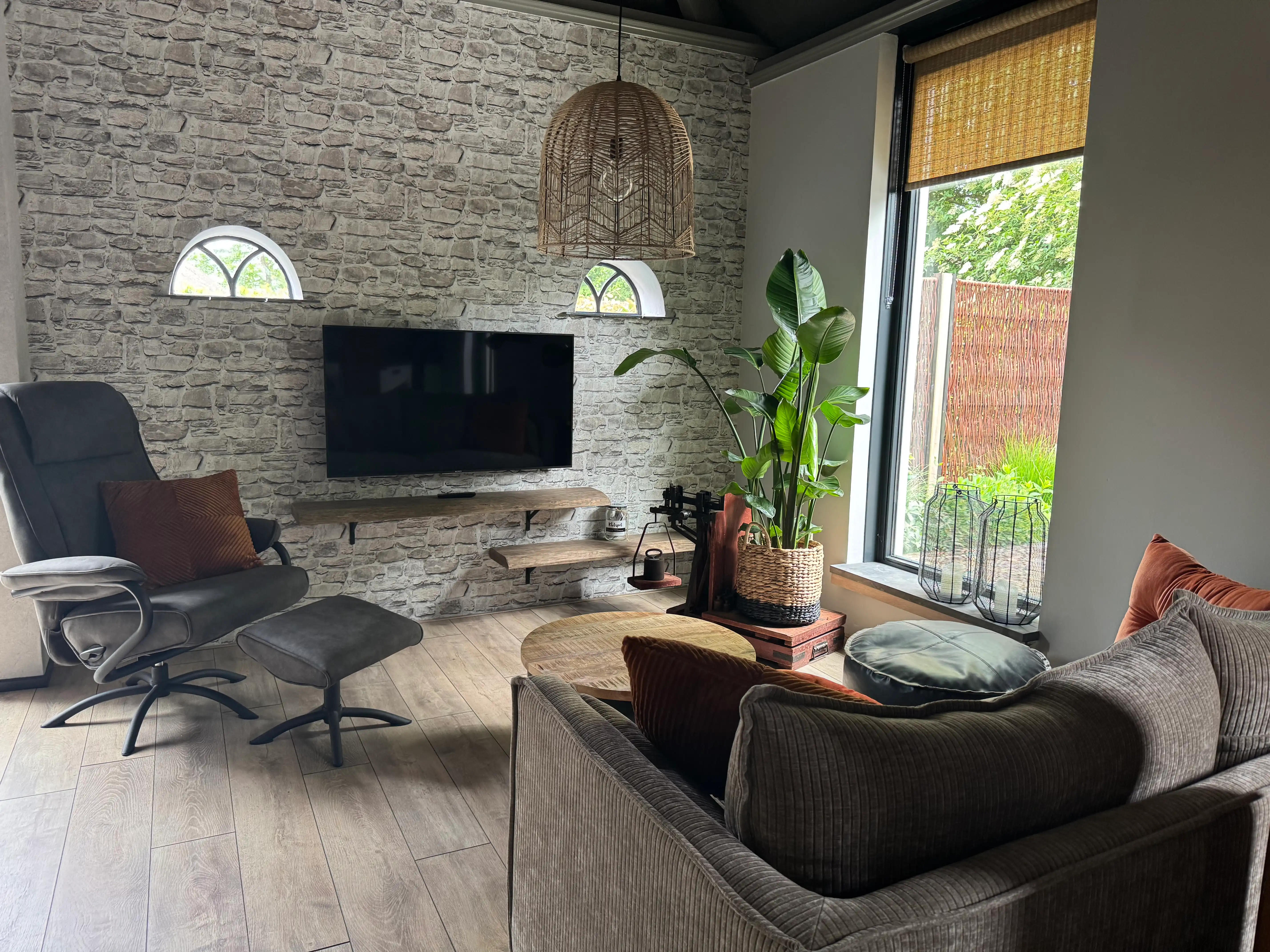 Gezellige woonkamer inclusief relaxstoel, tv,  bank in Dwingeloo, Drenthe.