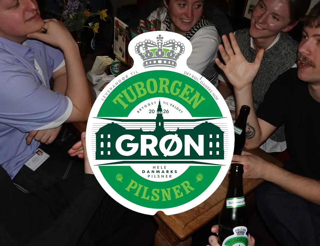 Tuborgen campaign hero — two people sharing a Grøn Tuborg bottle, art direction for Danish election campaign 2026