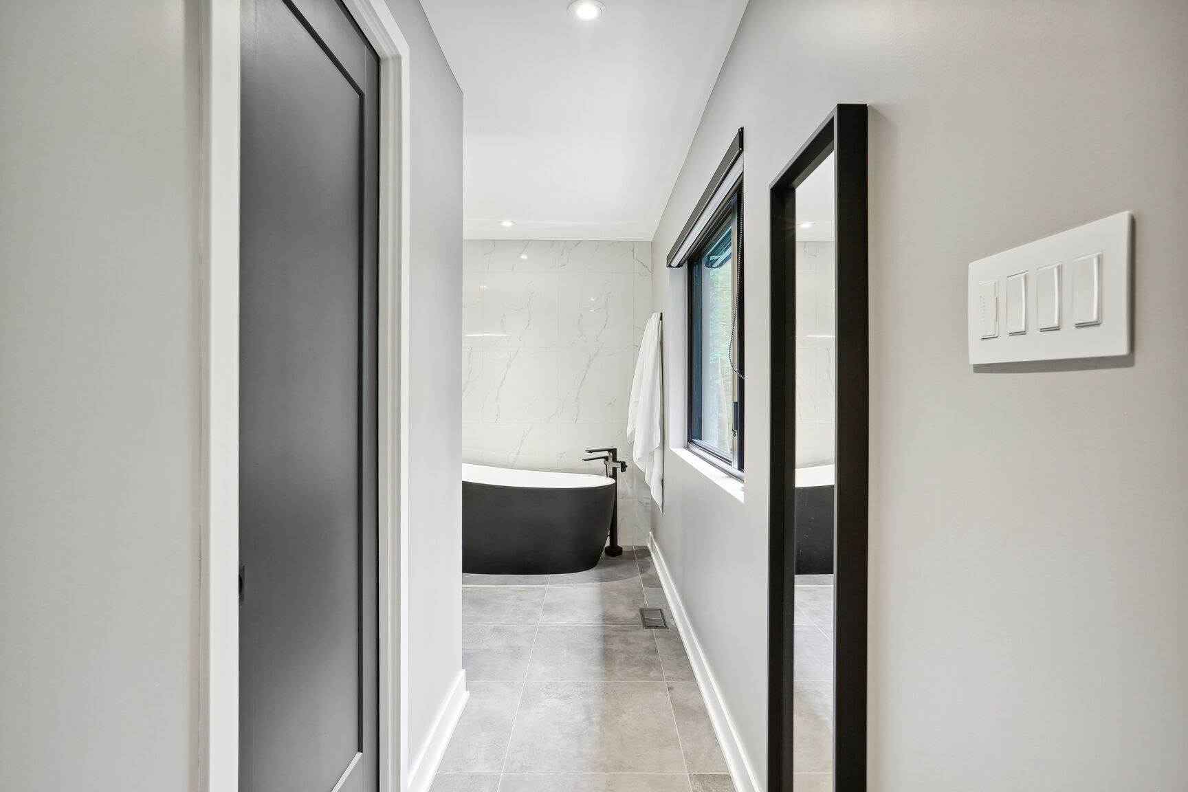 Couloir de la salle de bain attenante menant au bain autoportant.