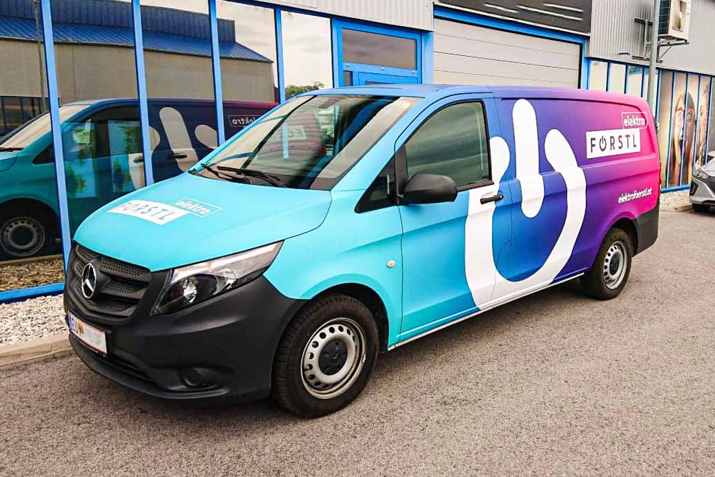 Fahrzeugbranding und Autofolierung des Firmenwagens. Übertragung des Corporate Designs auf Fahrzeugflotten zur Steigerung der Sichtbarkeit und Markenpräsenz im öffentlichen Raum
