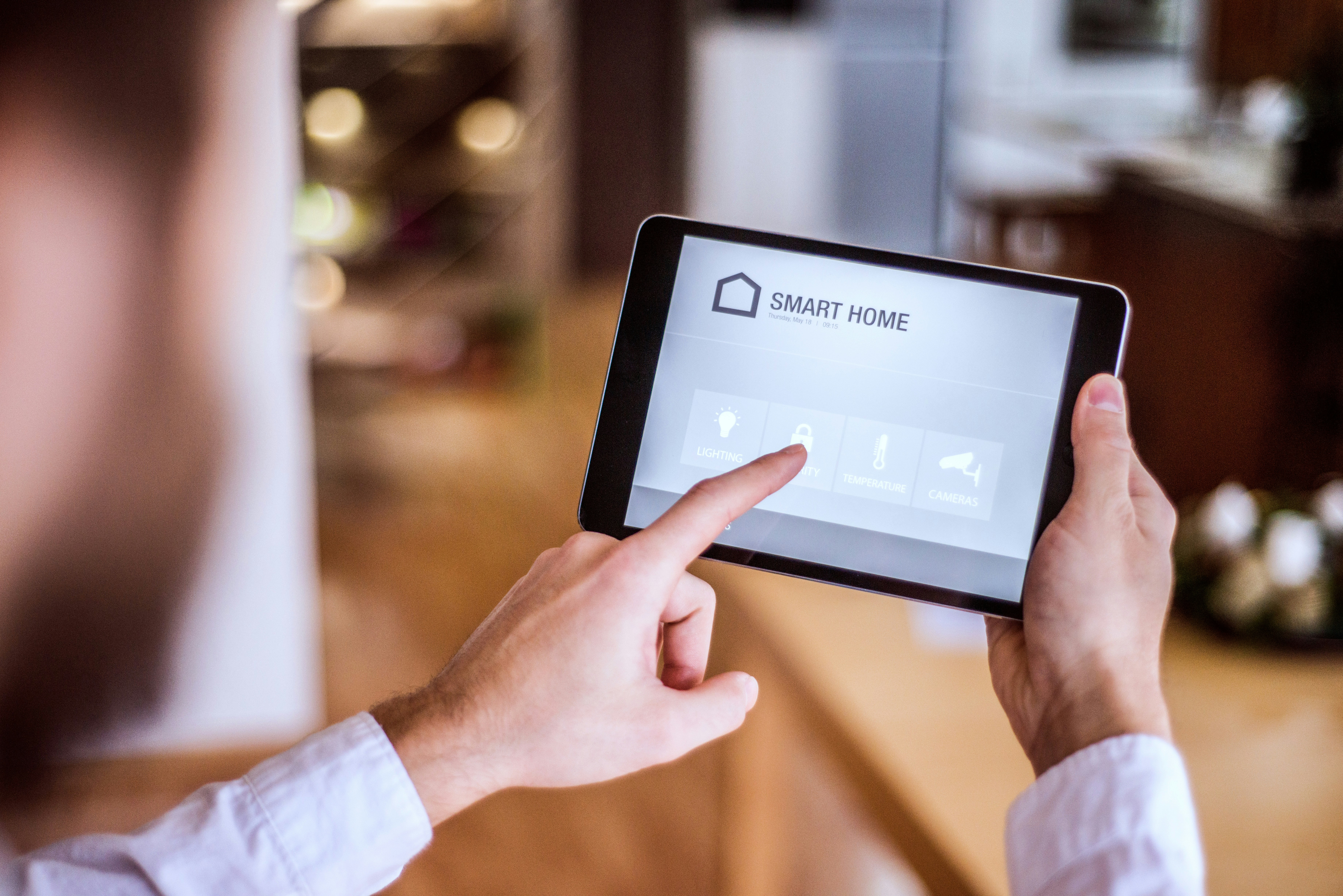 Ein Mann steuert sein Smart Home Zuhause