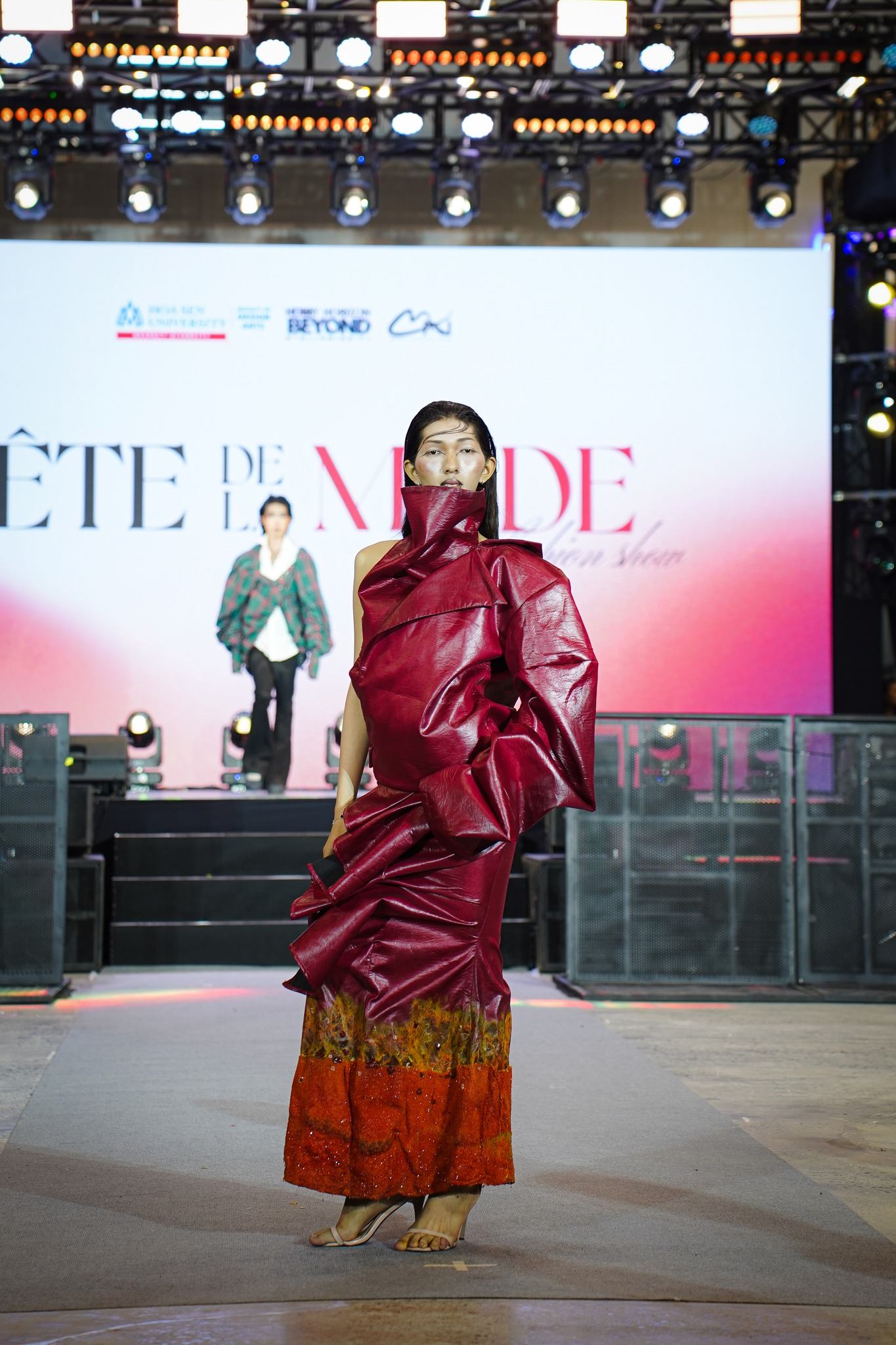 Sinh viên HSU khẳng định bản sắc trên sàn diễn FÊTE DE LA MODE tại Hobby Horizon Beyond 2025