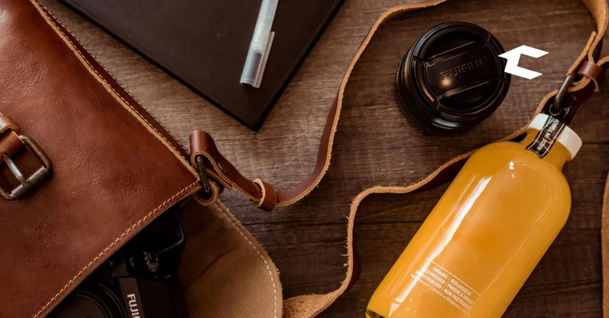 Maletín de estilo portafolio profesional, simbolizando la presentación organizada y elegante de proyectos creativos a clientes de alto valor.