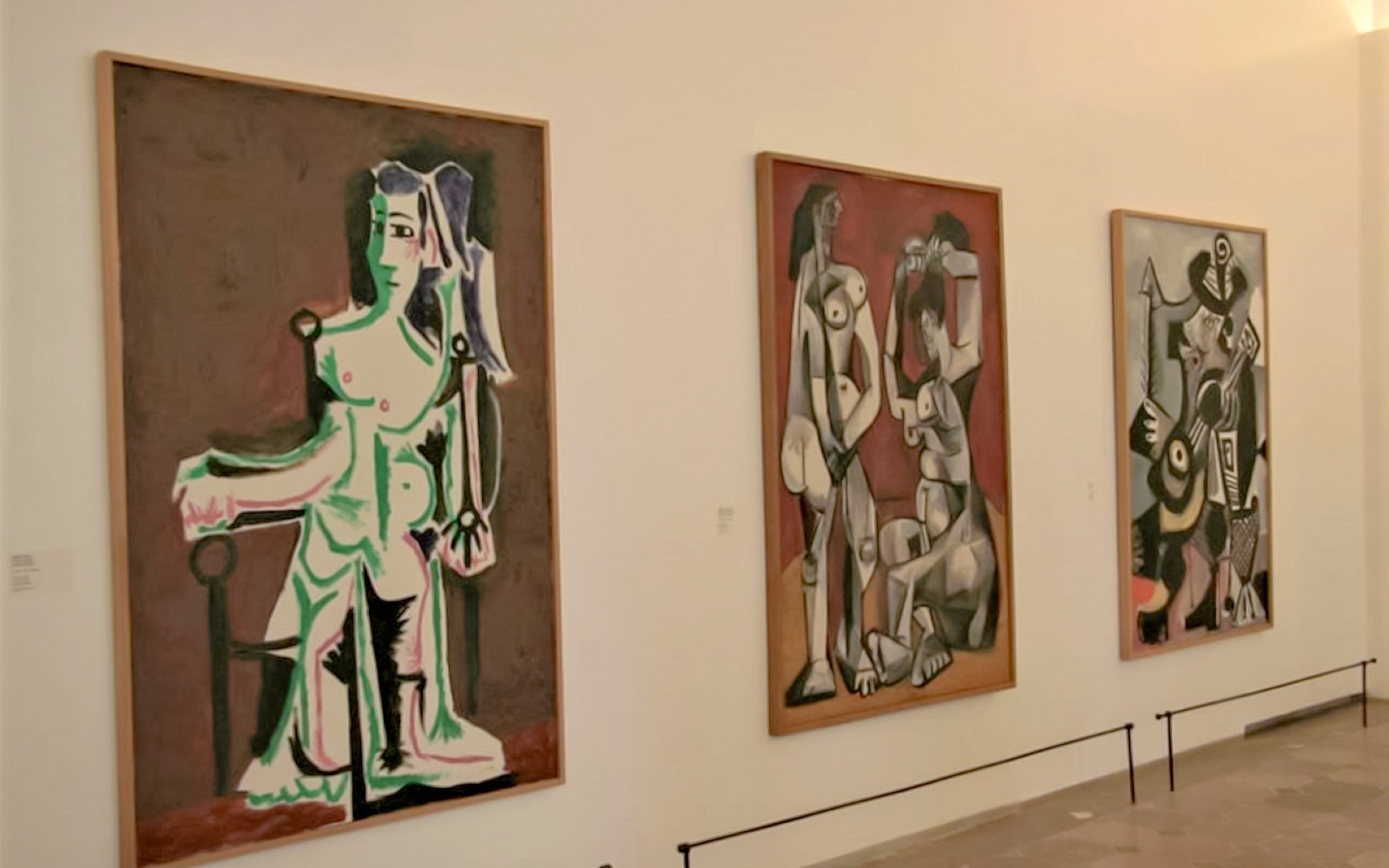 Interno del Museo Picasso di Parigi che espone una varietà di opere d'arte.
