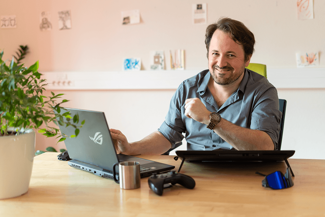 Portrait  professionnel homme assis devant ordinateur