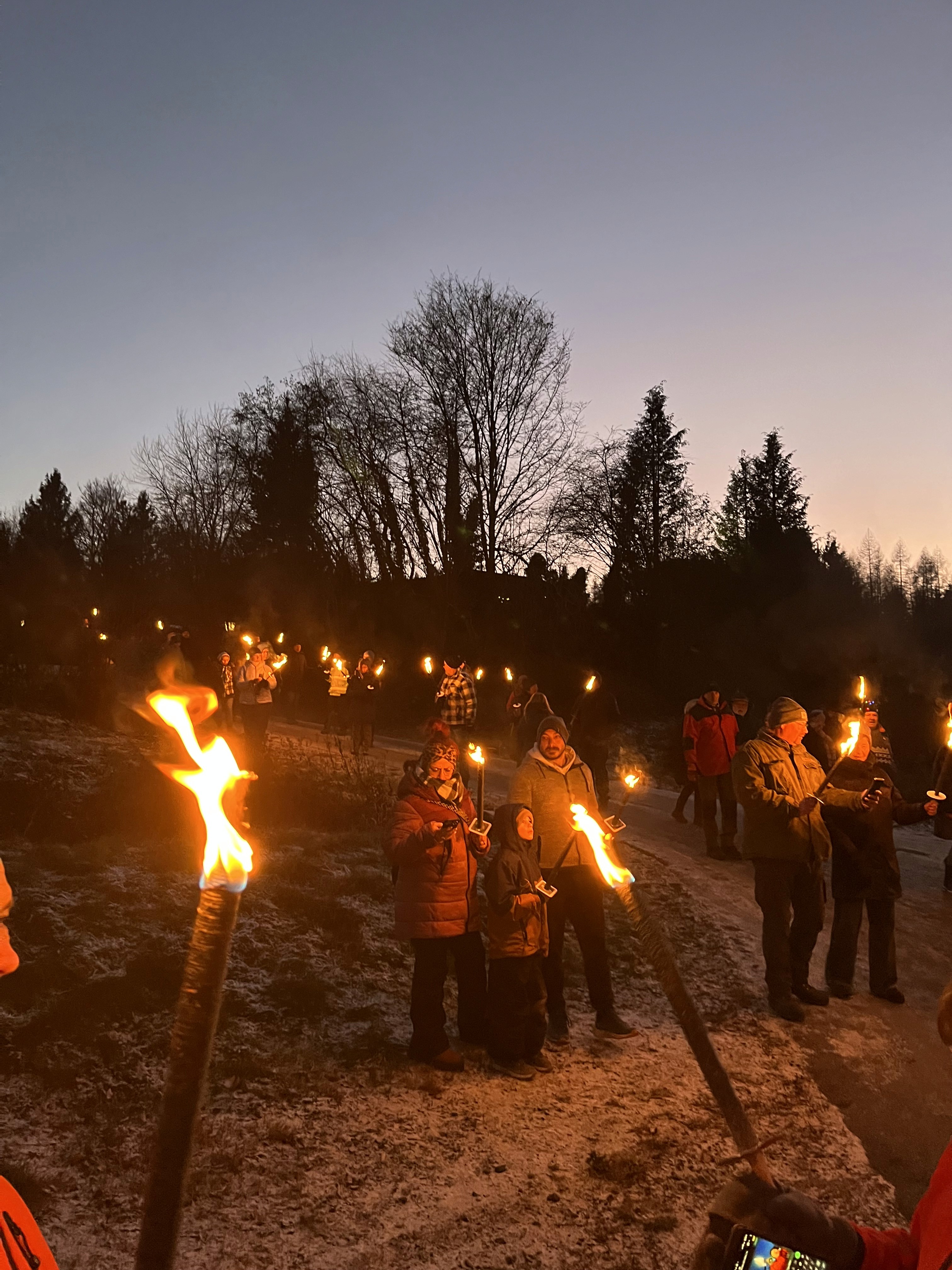 Fackel Spaziergang in der Abend Dämmerung