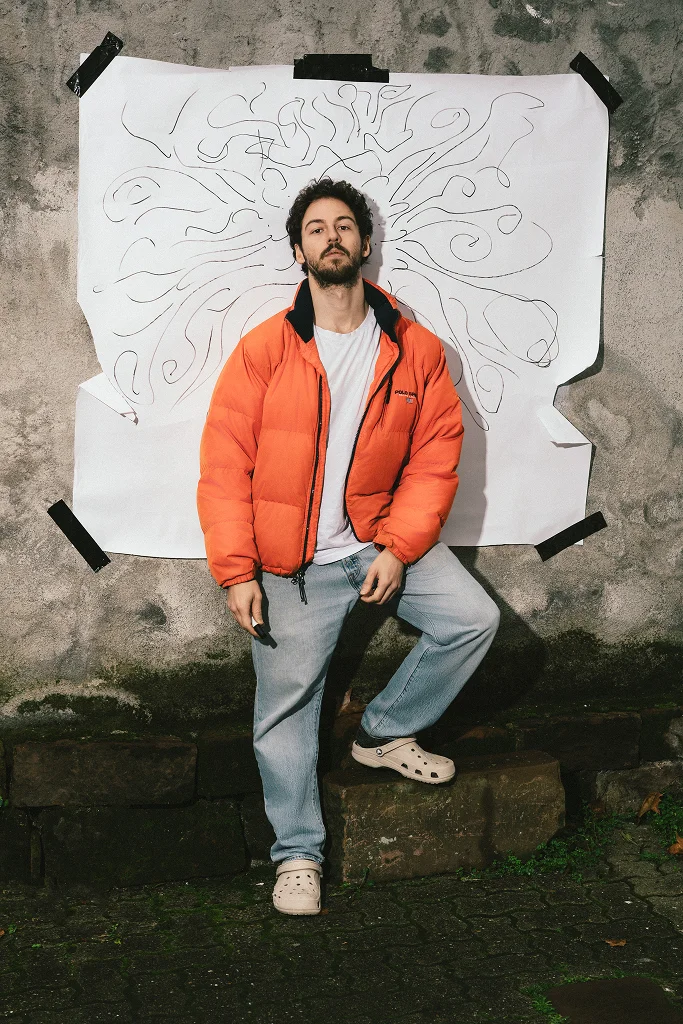 SukOne vor einem kreativen Kunstwerk