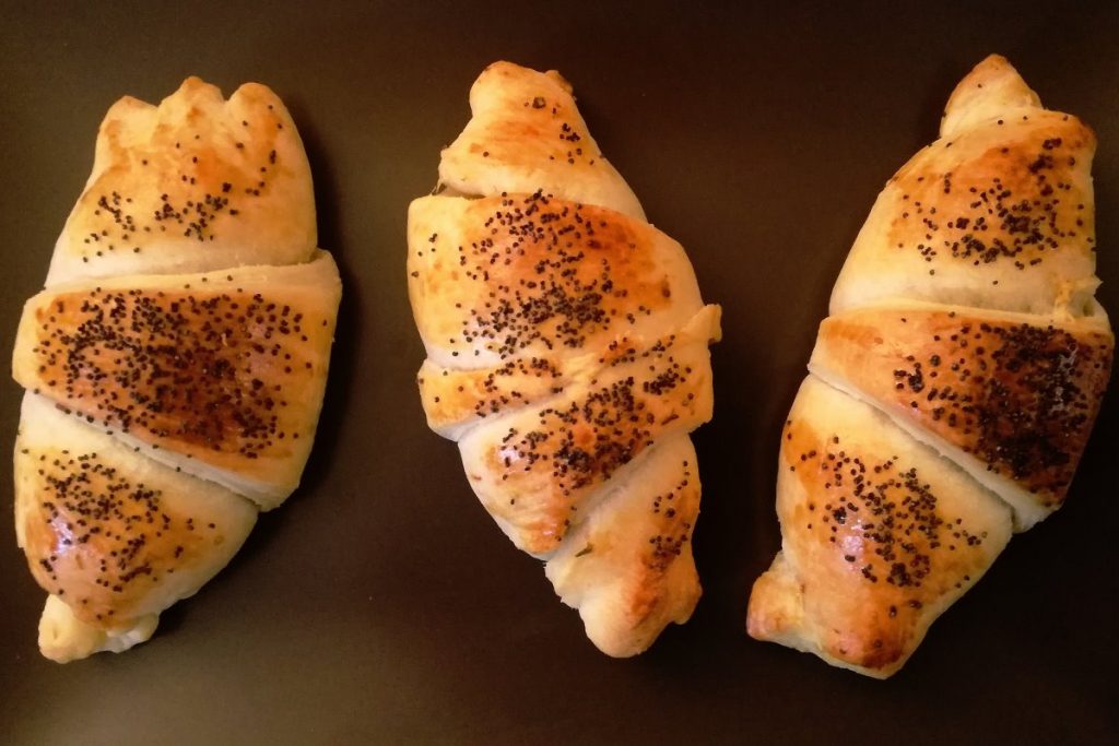Croissant salati con zucca, topinambur e speck