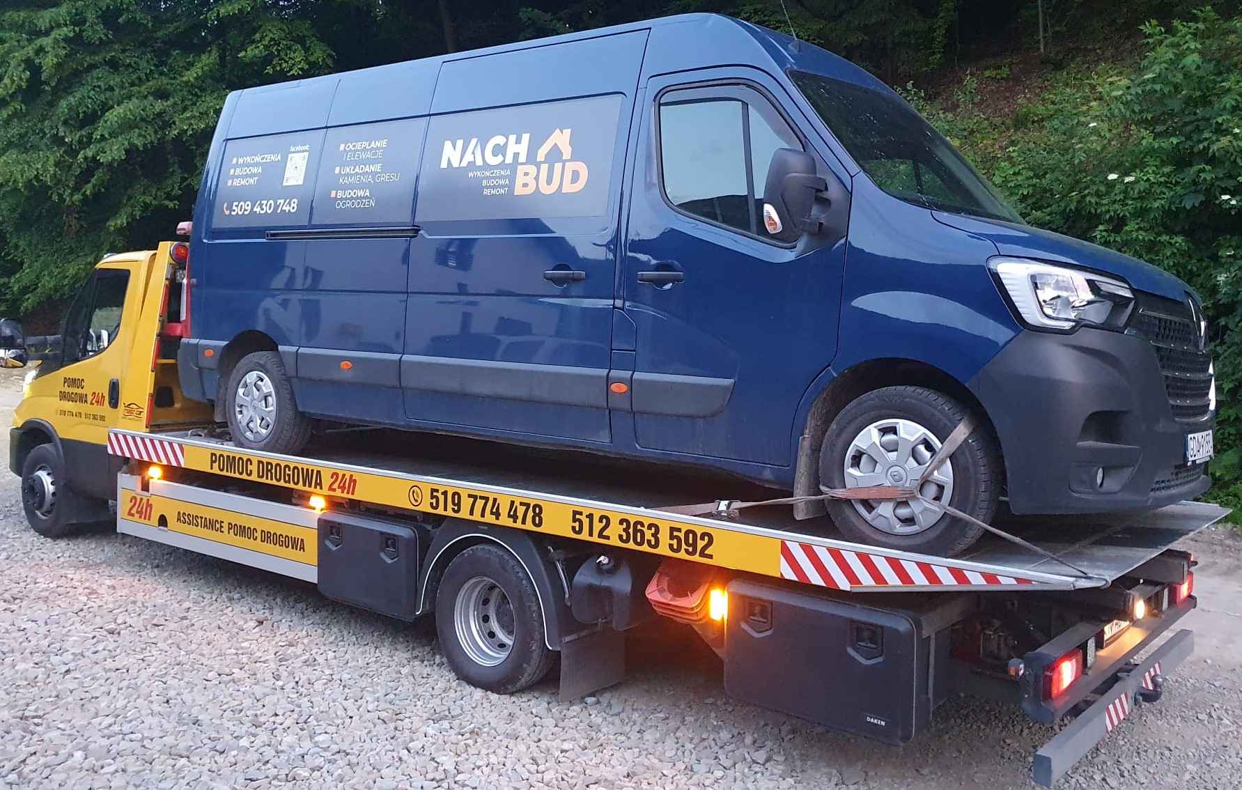 transport uszkodzonego samochodu na lawecie po kolizji