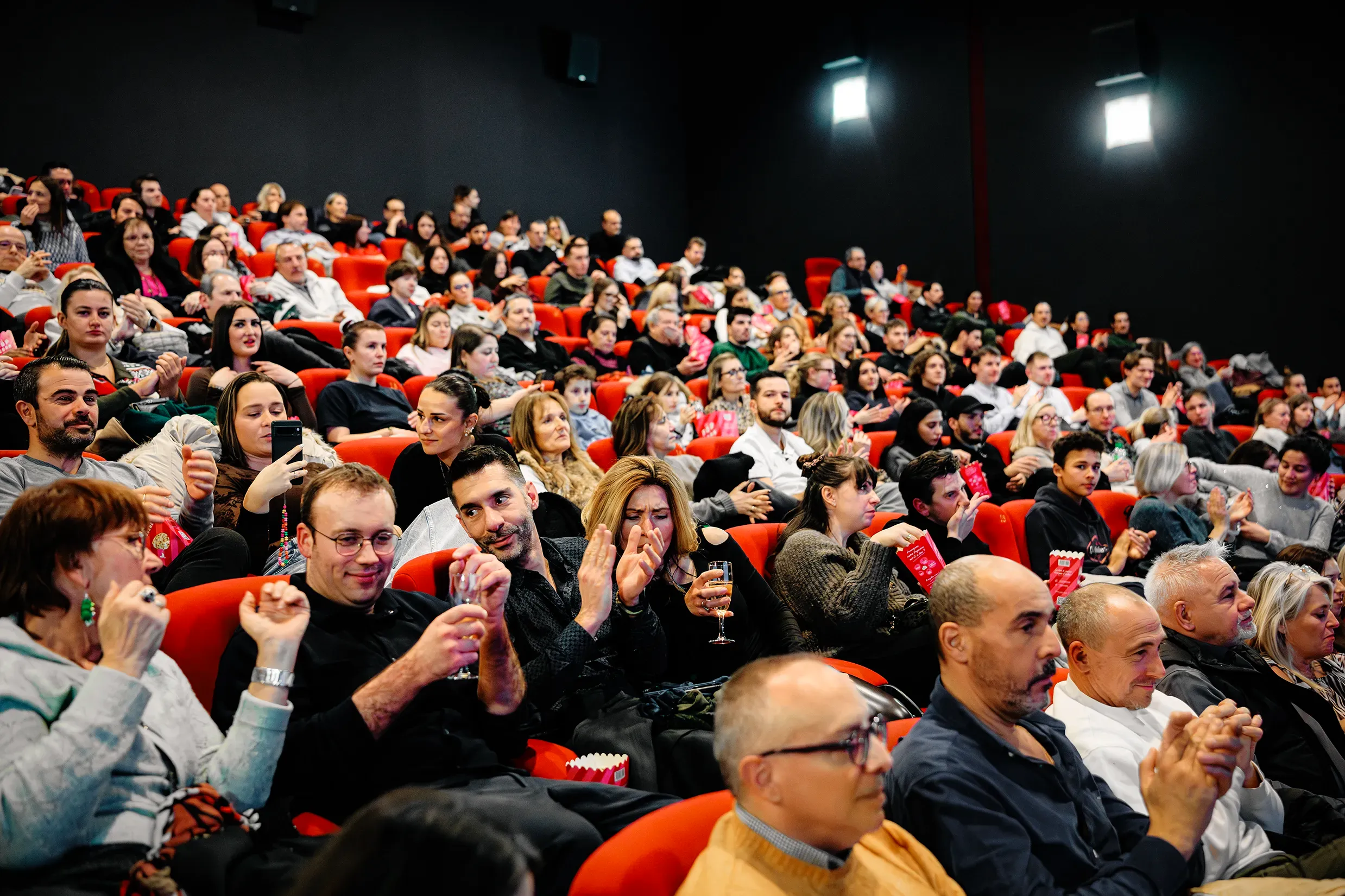 Public en salle lors d’une soirée entreprise Legal2Digital au cinéma Pathé Chavant à Grenoble, audience attentive avant la projection