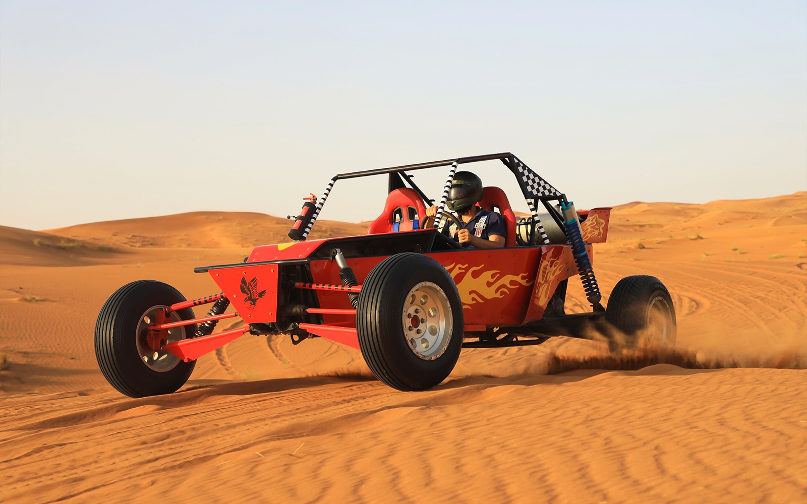 Kjøring med dune buggy gjennom ørkendynene i det arabiske ørkenlandskapet på en safariopplevelse.