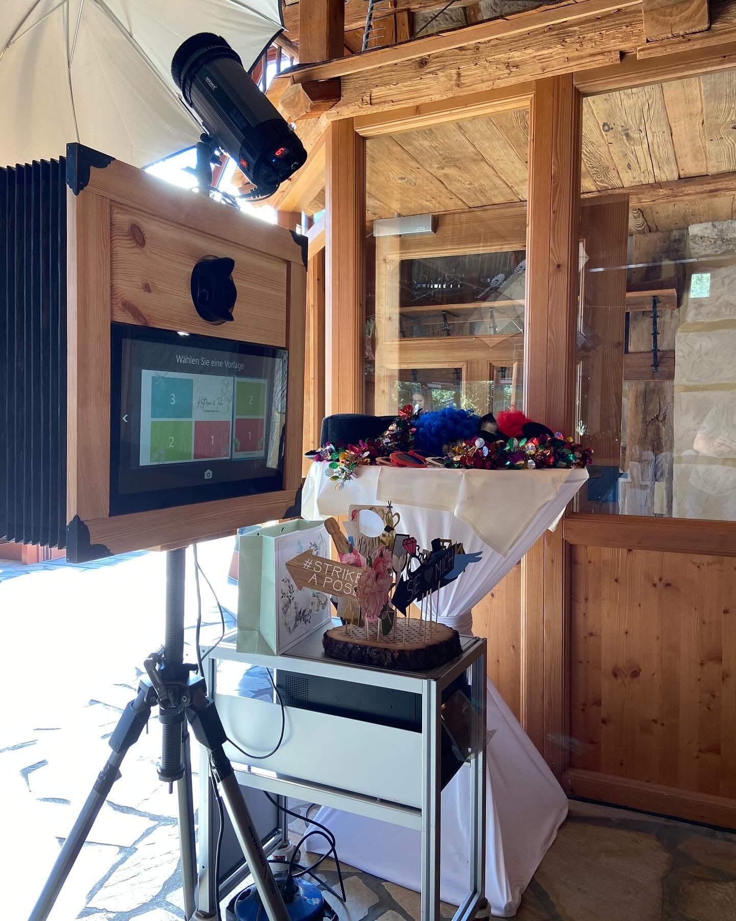 Fotobox aus Echtholz mit modernem Touchscreen.