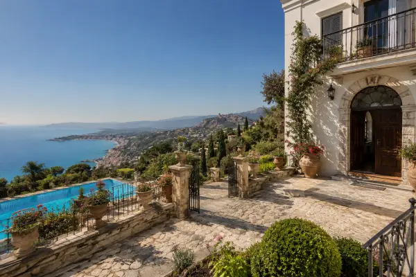 Ingresso di villa con piscina e vista sulla costa siciliana