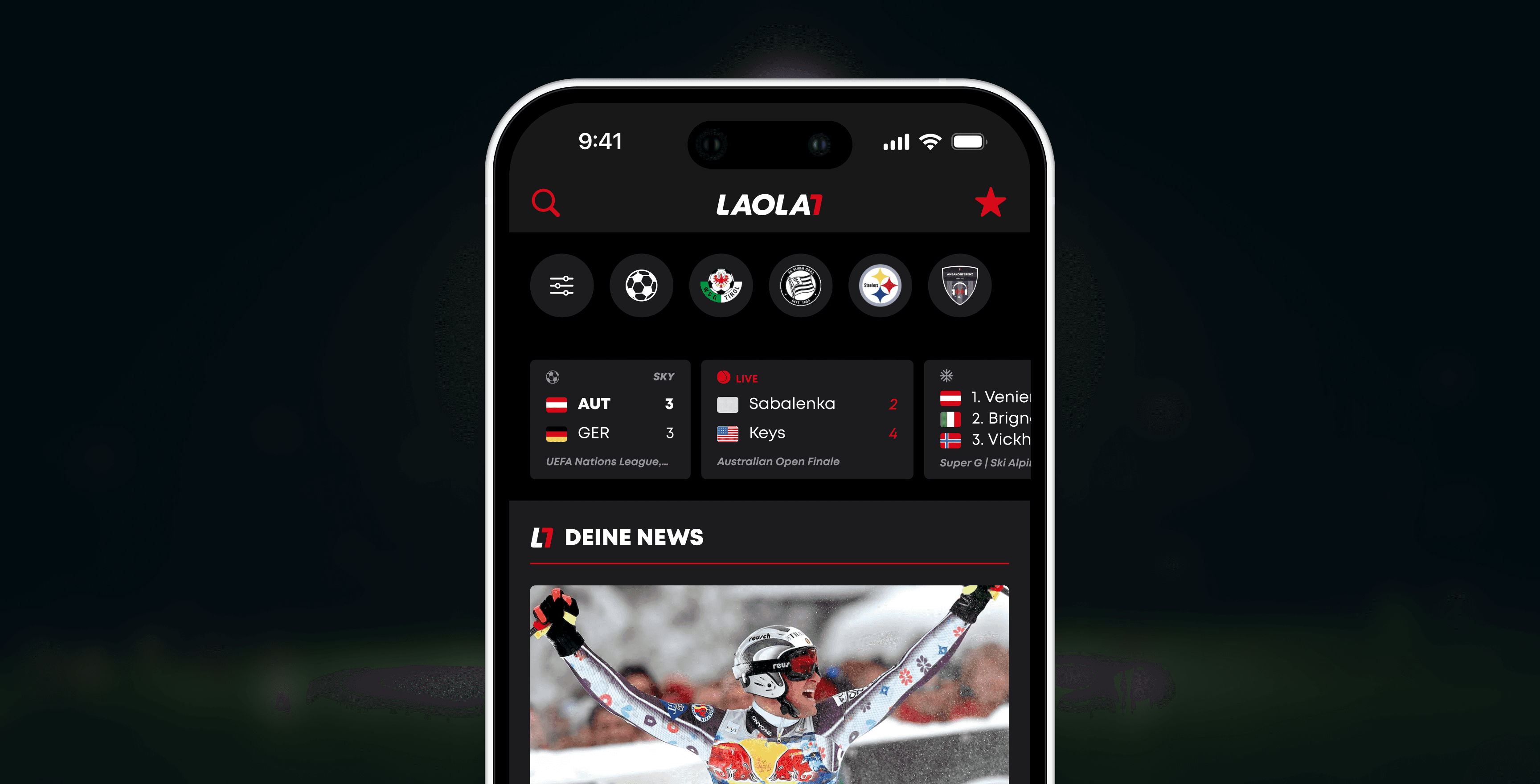 Smartphone mit geöffneter LAOLA1-App im Dunkelmodus. Zu sehen sind Sport-Icons in einer horizontalen Leiste, Live-Spielstände aus Fußball, Tennis und Ski Alpin sowie der Bereich „Deine News“ mit einem jubelnden Skifahrer im Vordergrund.