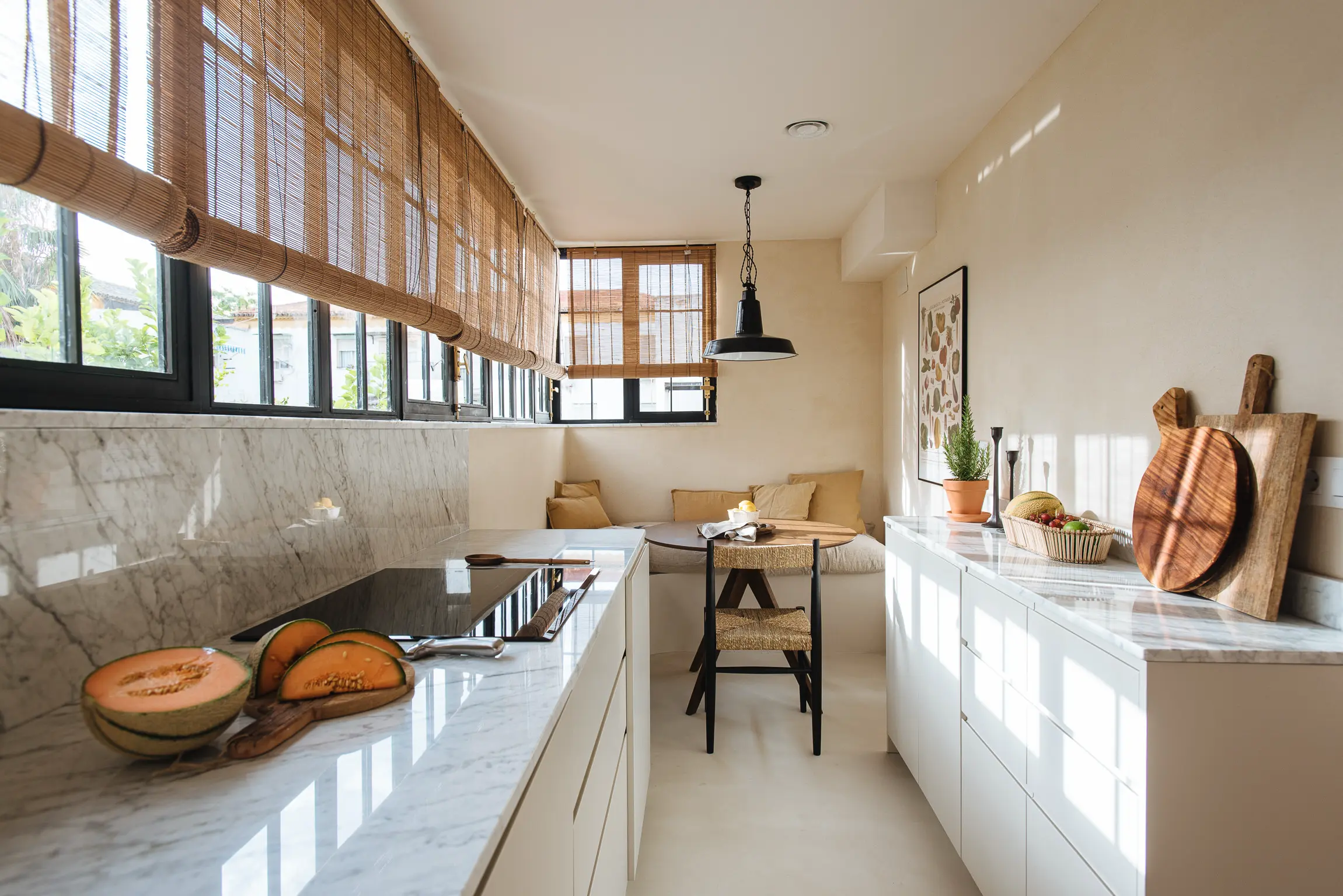 cocina alargada con vistas al exterior