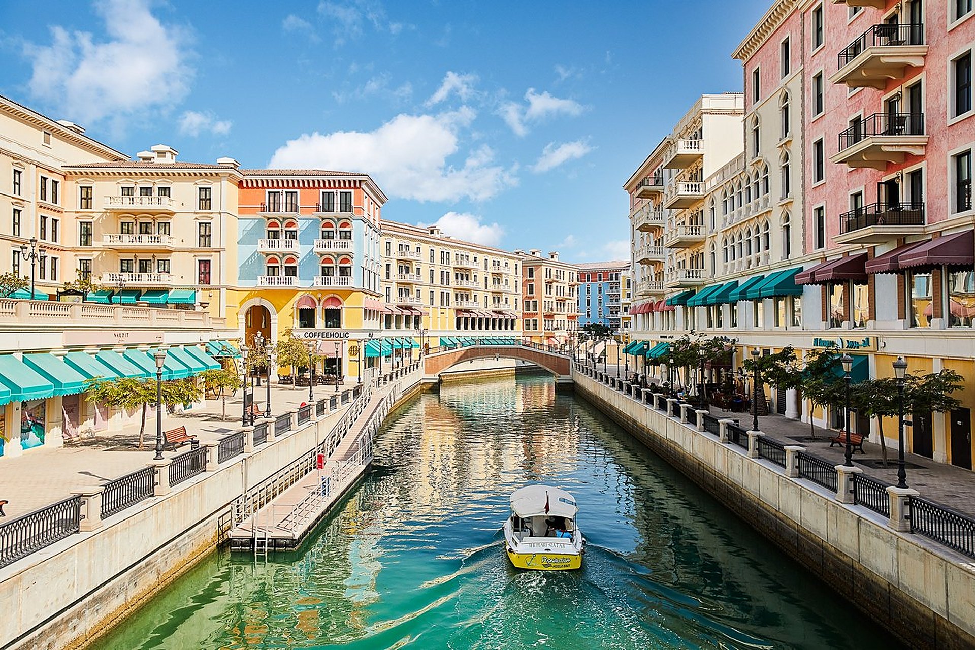 Le canal de Qanat Quartier, à The Pearl, à Doha, ses façades colorées et un bateau-taxi, un quartier où l'on peut poser ses valises
