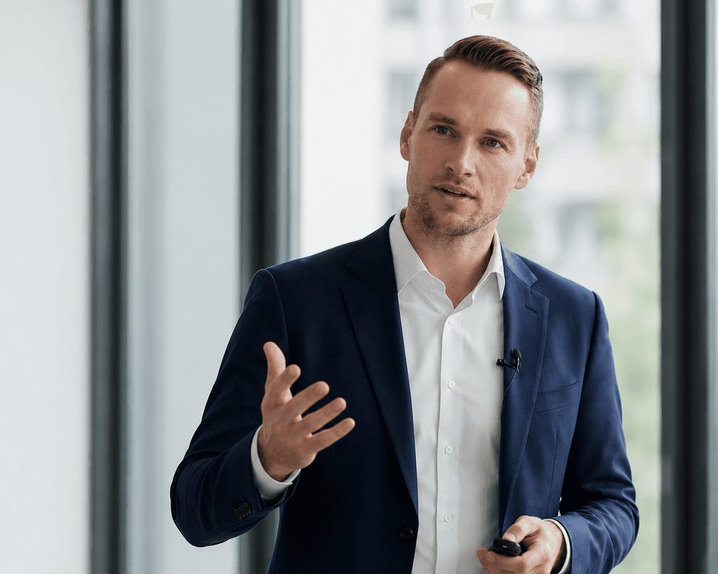 Dominik Winkel hält Keynote zu KI-Transformation in der Finanzbranche