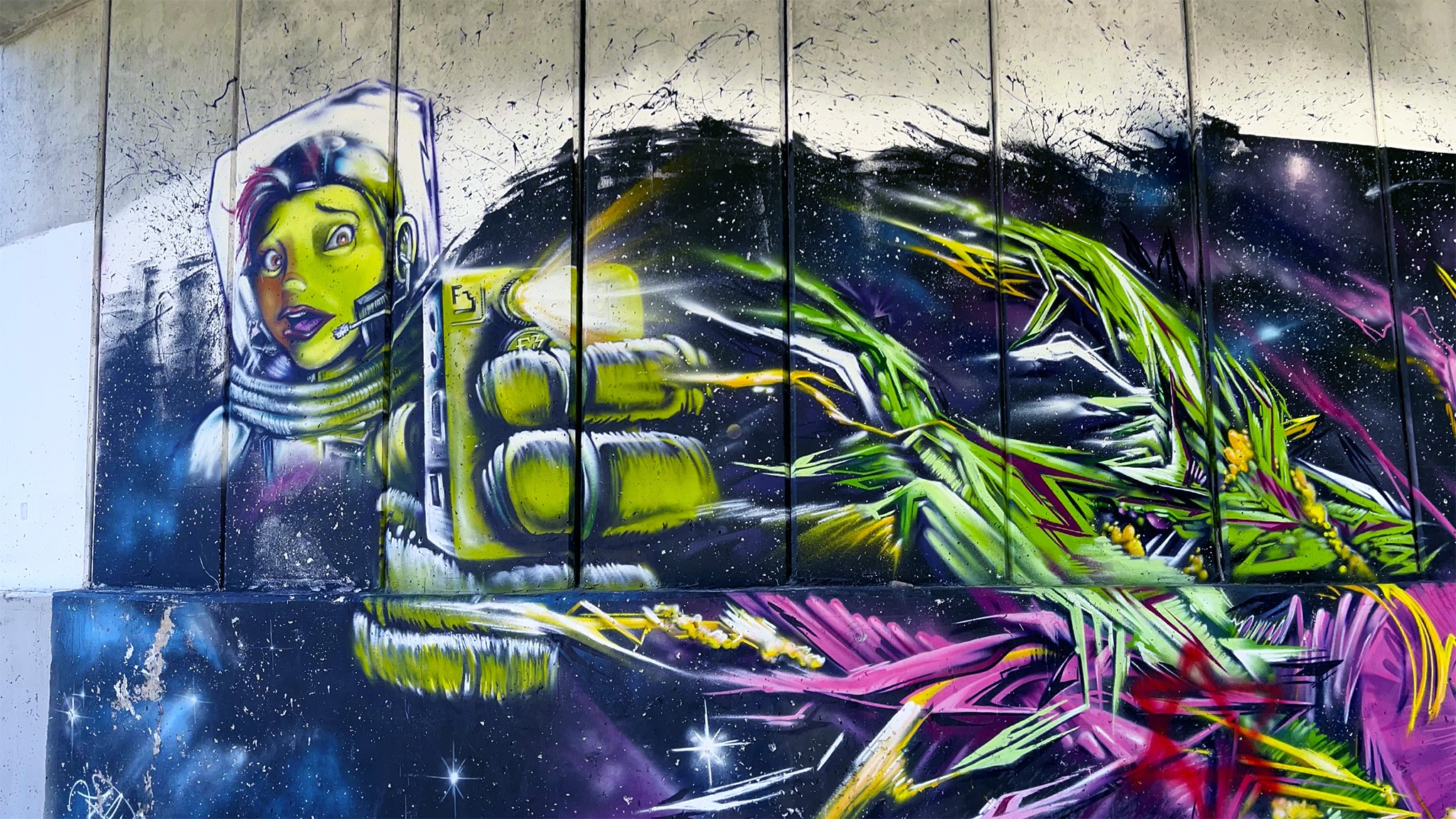 Fel300ft mural art of astronaut taking a photo