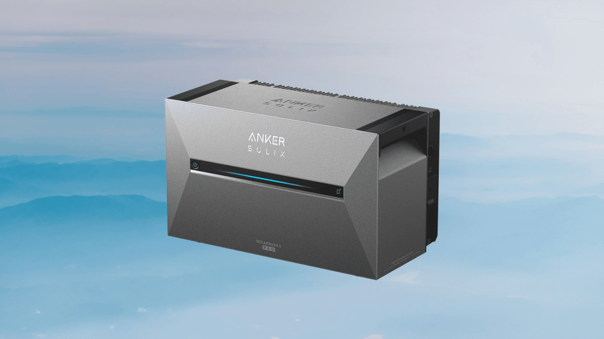 Eine kompakte Solarbatterie vor einem leicht blauen Hintergrund.