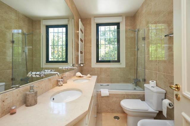 house with a bathroom in sintra