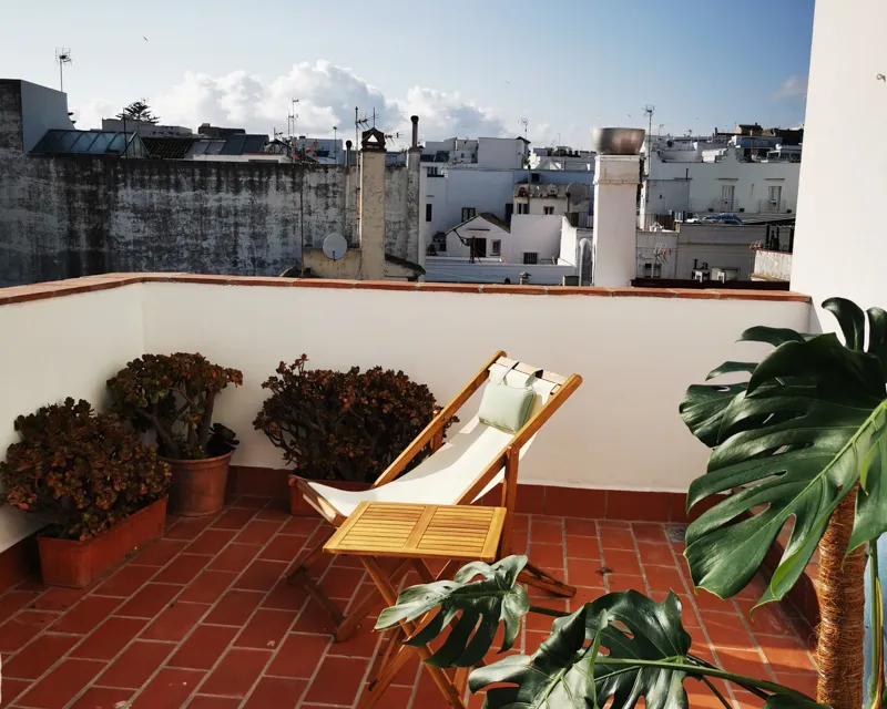 Private Dachterrasse mit Liegestuhl und Blick auf die Stadt in La Terraza Tarifa