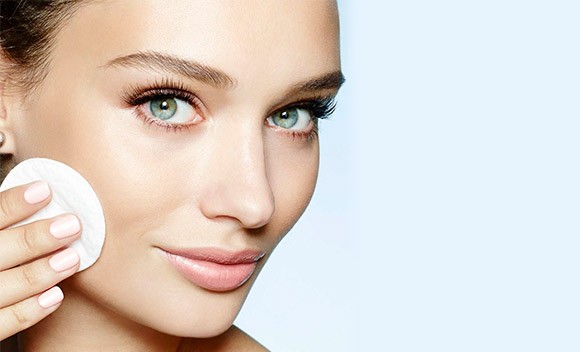 Mujer limpieza facial pad algodon