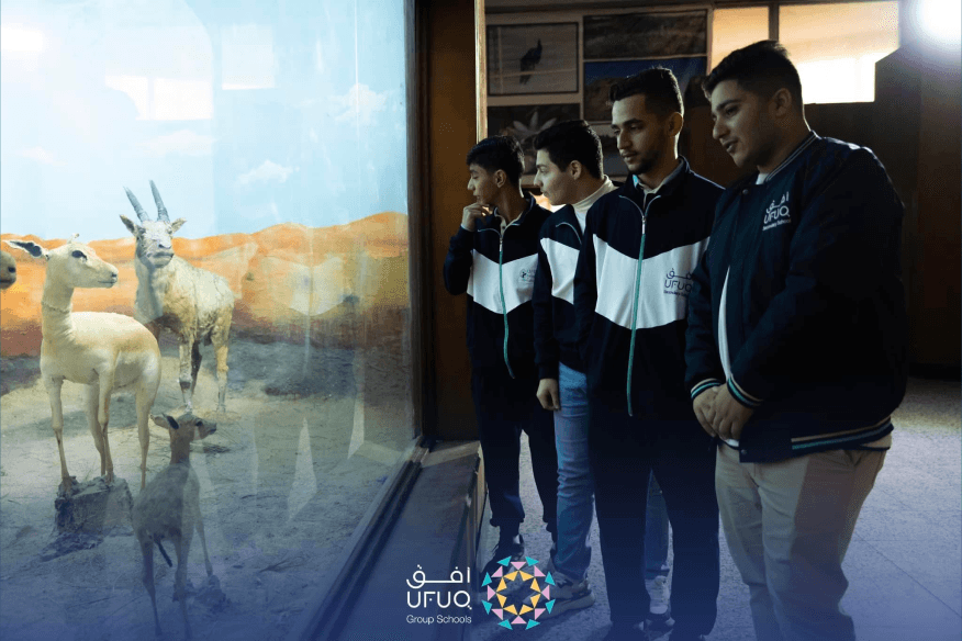 طلاب يخرجون في مغامرة برية خاصة