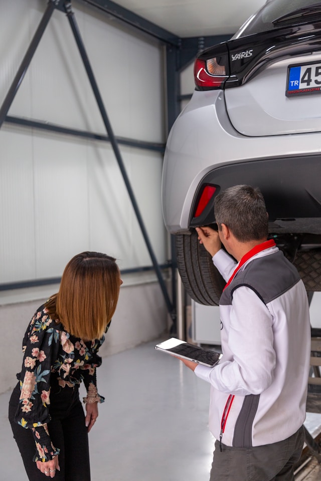 Perito de seguros evaluando un coche declarado siniestro total tras un accidente para calcular su valor.