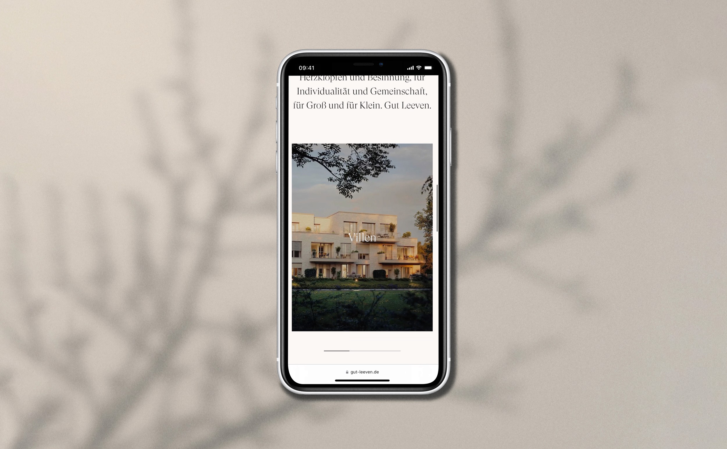 Responsives mobiles UX/UI Design der Gut Leeven Website auf einem iPhone. Ein dezenter Schattenwurf von Blättern unterstreicht den naturverbundenen Markencharakter.