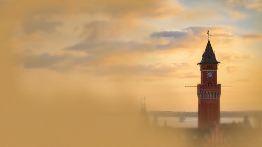 Helsingborg rådhus i solnedgang med udsigt over Øresund