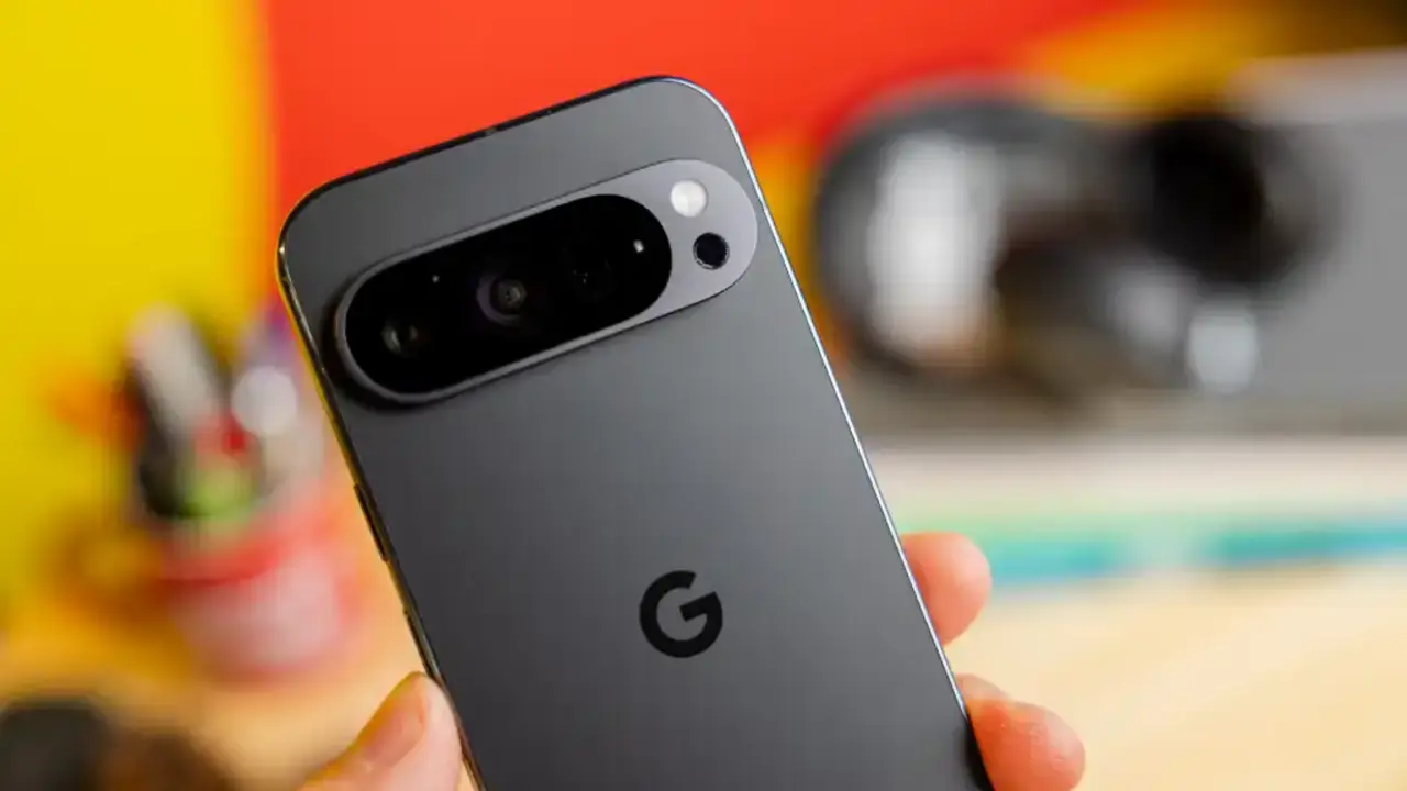 Google Pixel 10 Pro i Obsidian med kamerabjælke og 6,3” Super Actua OLED-skærm