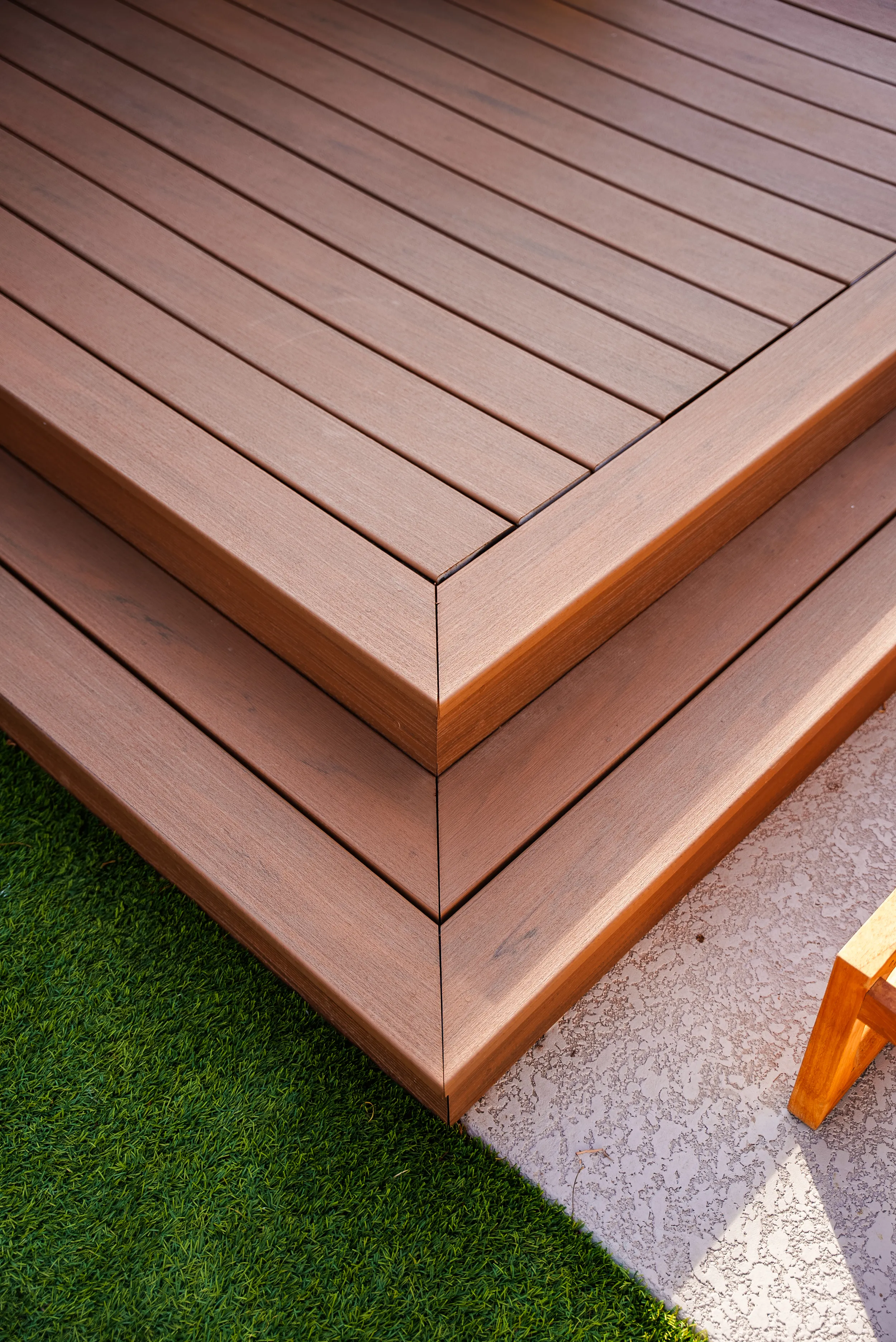 HBC Desks – A Contemporary Poolside Sanctuary with Trex Transcend Lineage decking