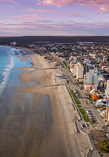 Vista da estrada sinuosa em região montanhosa observada do interior do ônibus durante o trajeto do roteiro