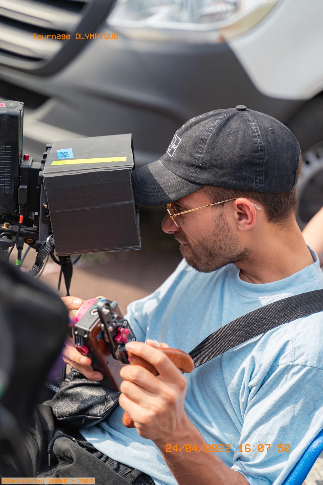 Cadreur vérifiant les réglages caméra via un moniteur sur le tournage.