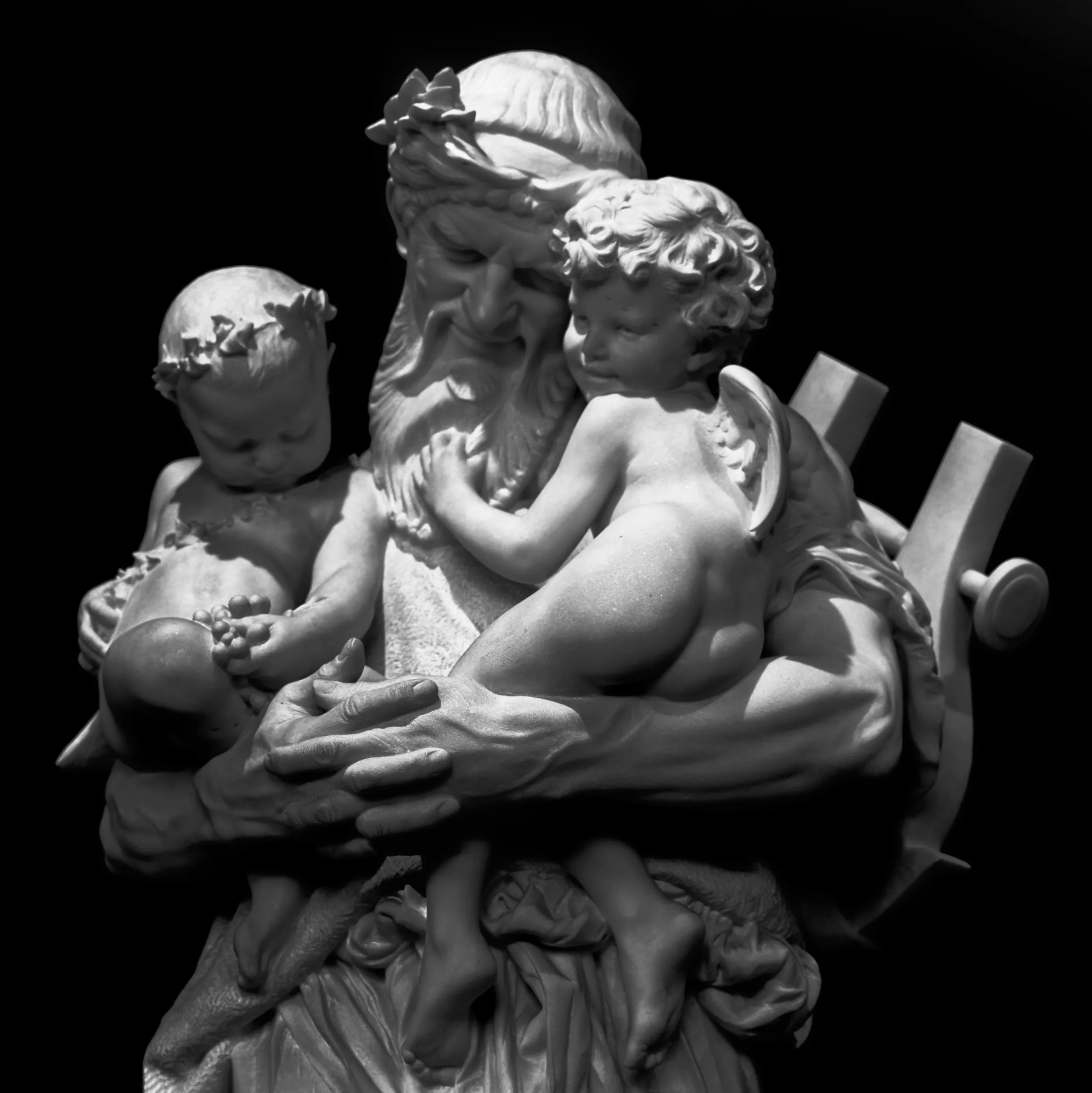 Photographie de sculpture à la pose expressive et à la composition en faisant une oeuvre d'art différente, en deux dimensions