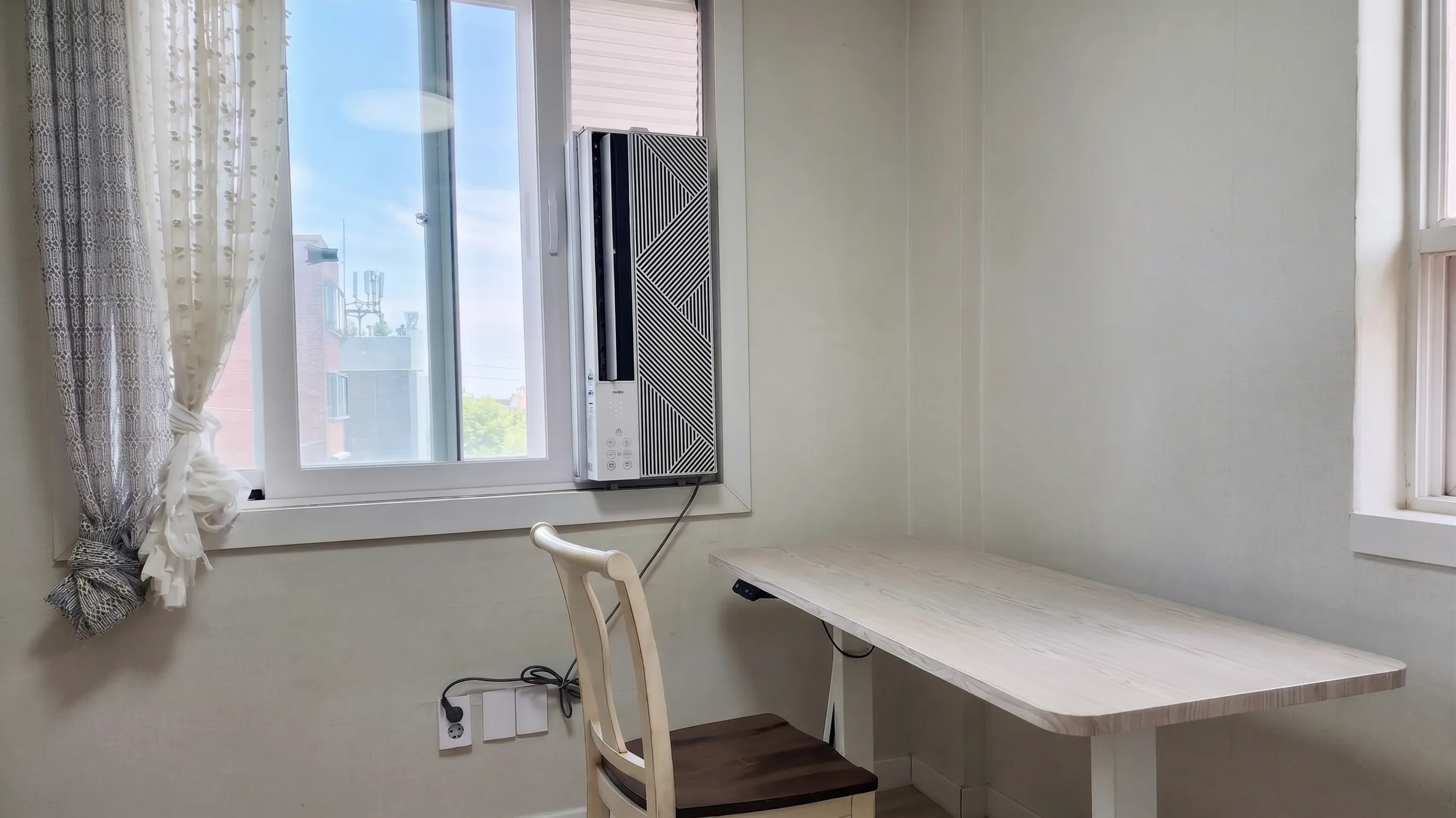 창문형 에어컨, 결국 내 상황에 맞는 선택이 정답입니다 창문형 에어컨은 모든 사람에게 완벽한 제품이 아닙니다. 하지만 실외기 설치가 어렵거나, 이사가 잦거나, 특정 방 하나만 시원하게 만들고 싶은 분에게는 이만한 선택지가 없습니다. 소음이나 냉방 성능에 대한 걱정도 사전에 설치 환경을 꼼꼼히 확인하고, 공간에 맞는 평형을 고른다면 충분히 해결할 수 있습니다. 아래 상황별 추천을 참고해 내 상황에 딱 맞는 제품을 골라보세요.