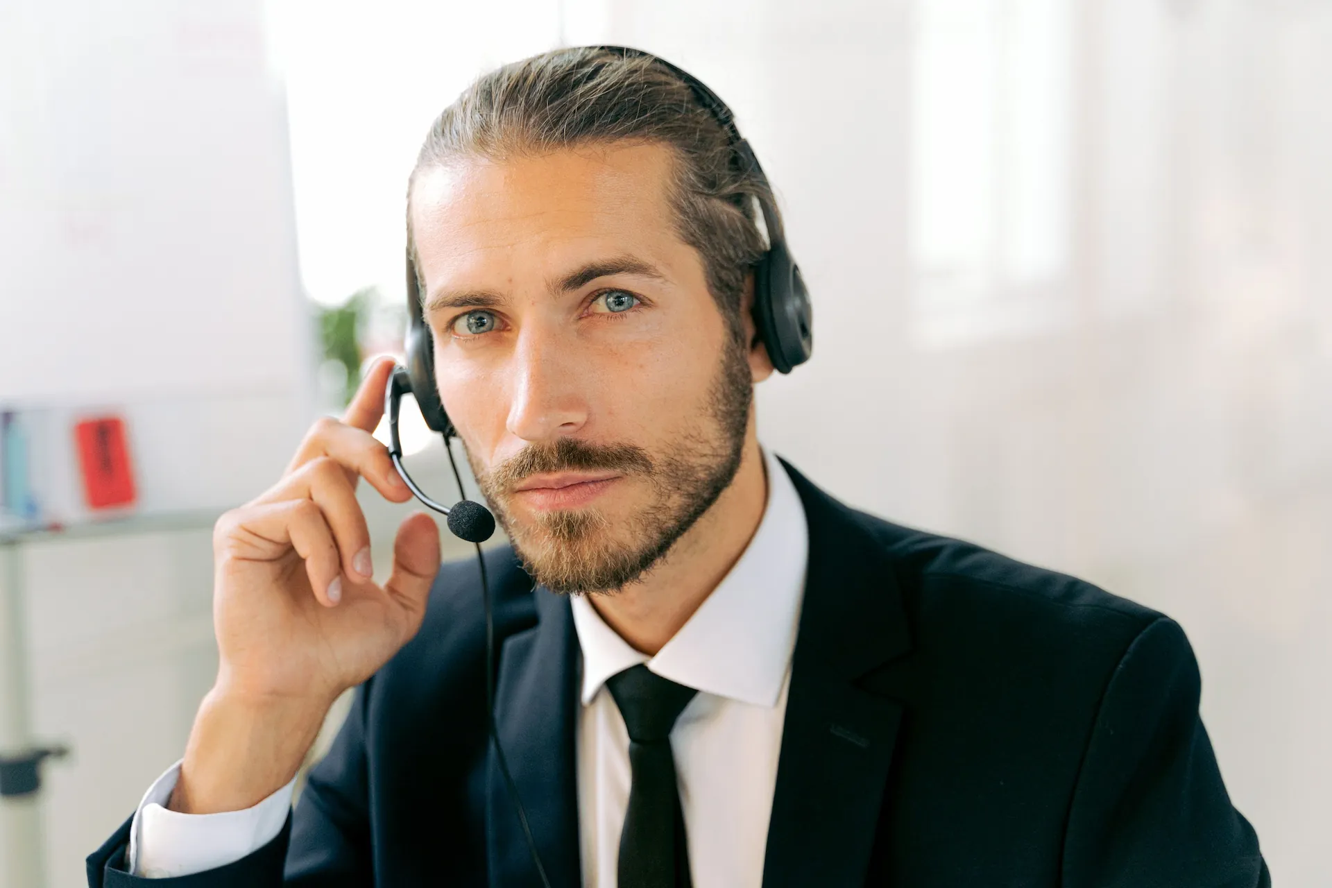 Vertriebsberater mit Headset am Arbeitsplatz