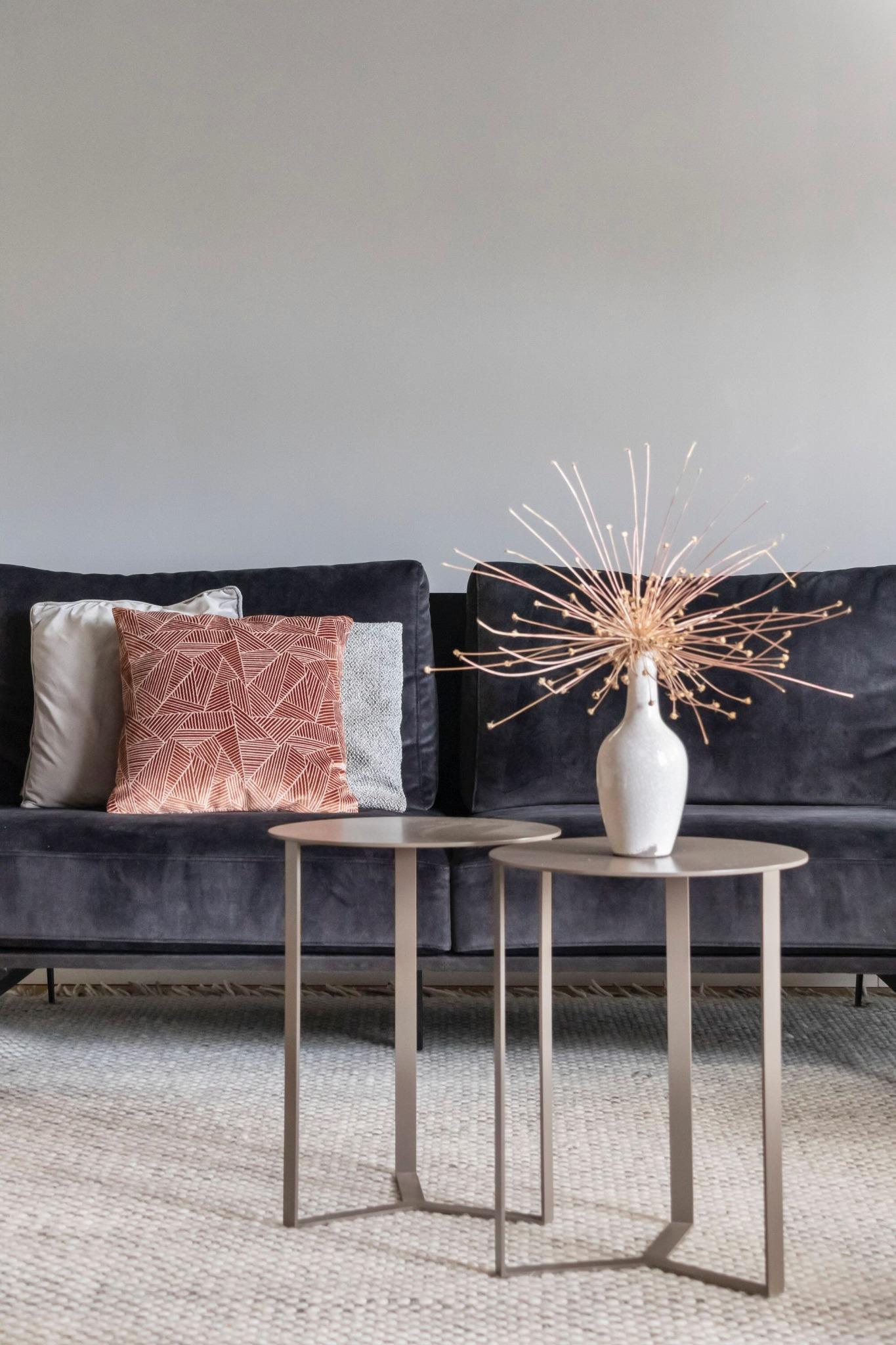 velours bank donkergrijs met bijzettafels brons