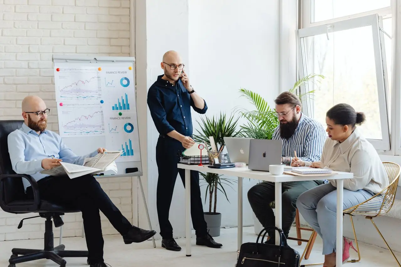 Imagem de uma equipe analisando dados em escritório.