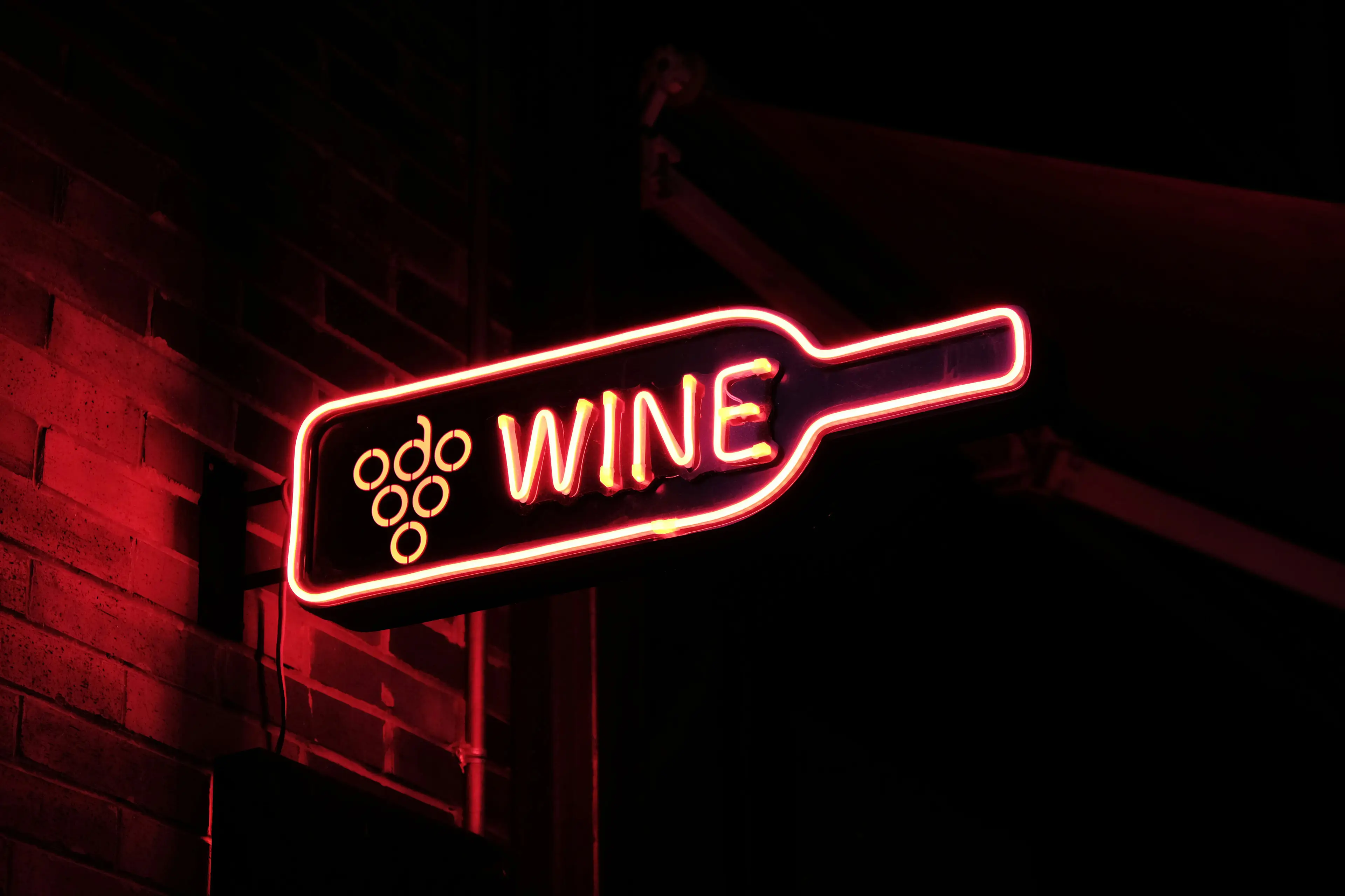 néon sur un mur avec écrit wine.