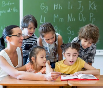 alunos e professora trabalhando compreensão da leitura