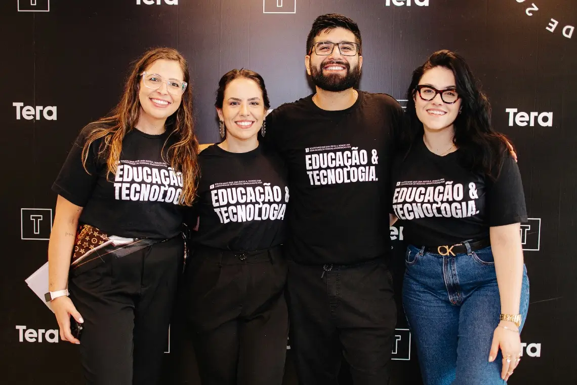 Equipe da Tera reunida em evento de tecnologia e educação, profissionais e AI Builders celebrando inovação em Inteligência Artificial.