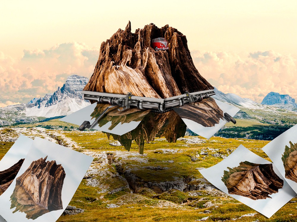 Montaña flotante con auto rojo y cámara en paisaje surrealista.