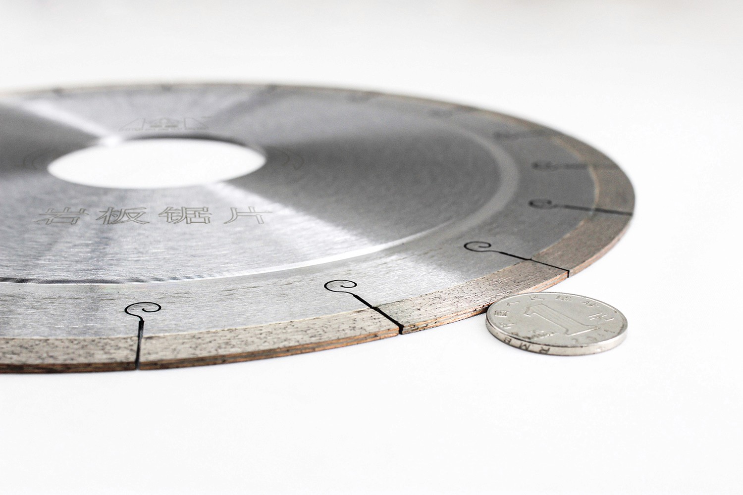 Side view of a Diamond Saw Blade For Dekton, highlighting the narrow slot design for enhanced cutting performance.