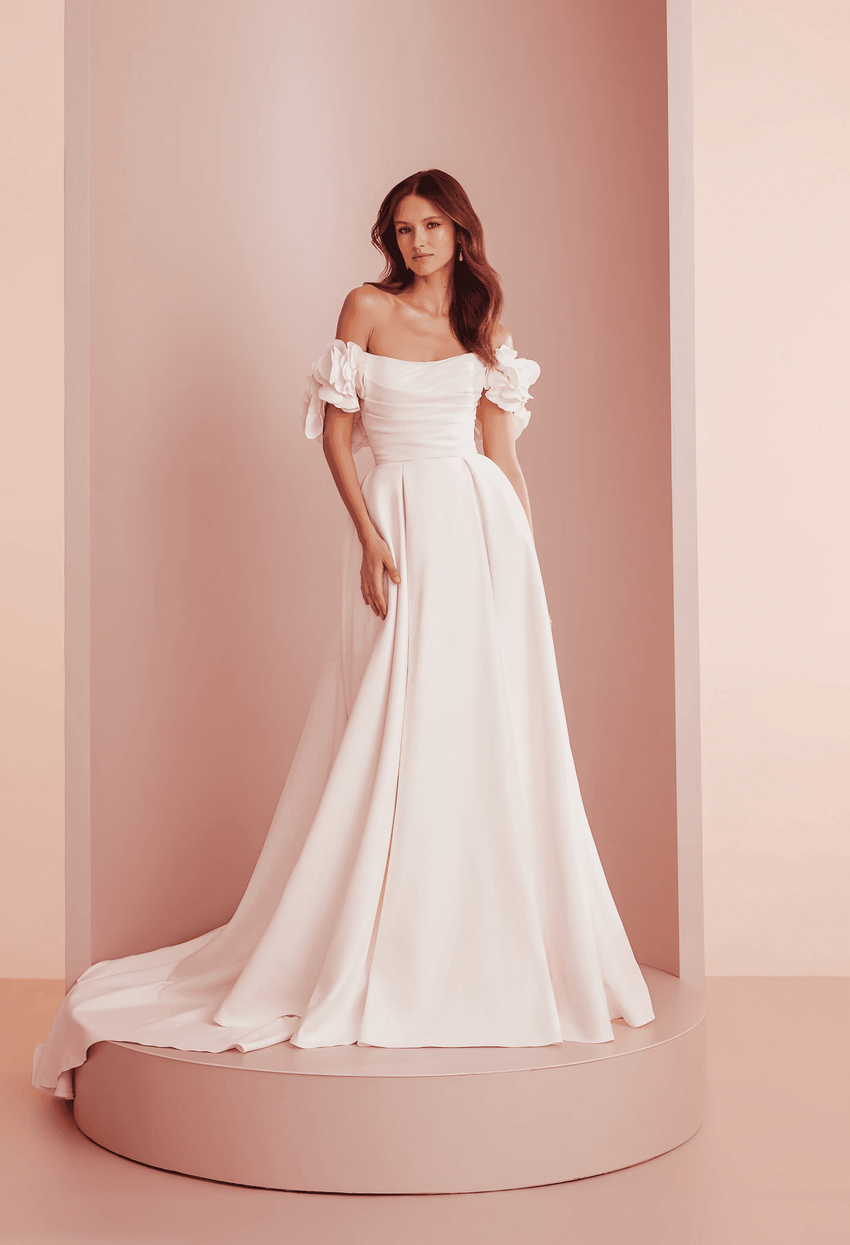 Schulterfreies Brautkleid mit Satinrock und abnehmbaren Blumen Off Shouldern