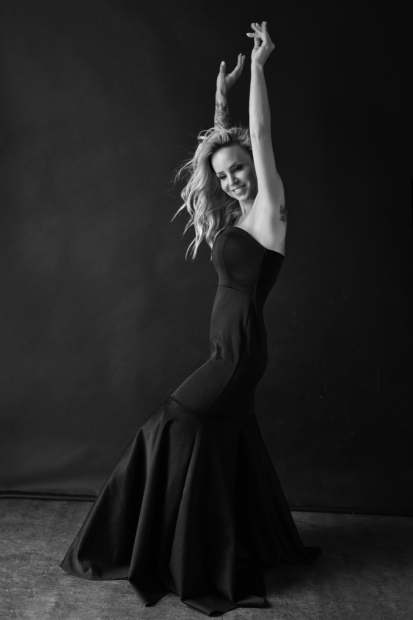 Agnieszka Czyzkowska kobiece sesje fotograficzne Warszawa kobieta tanczaca w studio czarno-biale